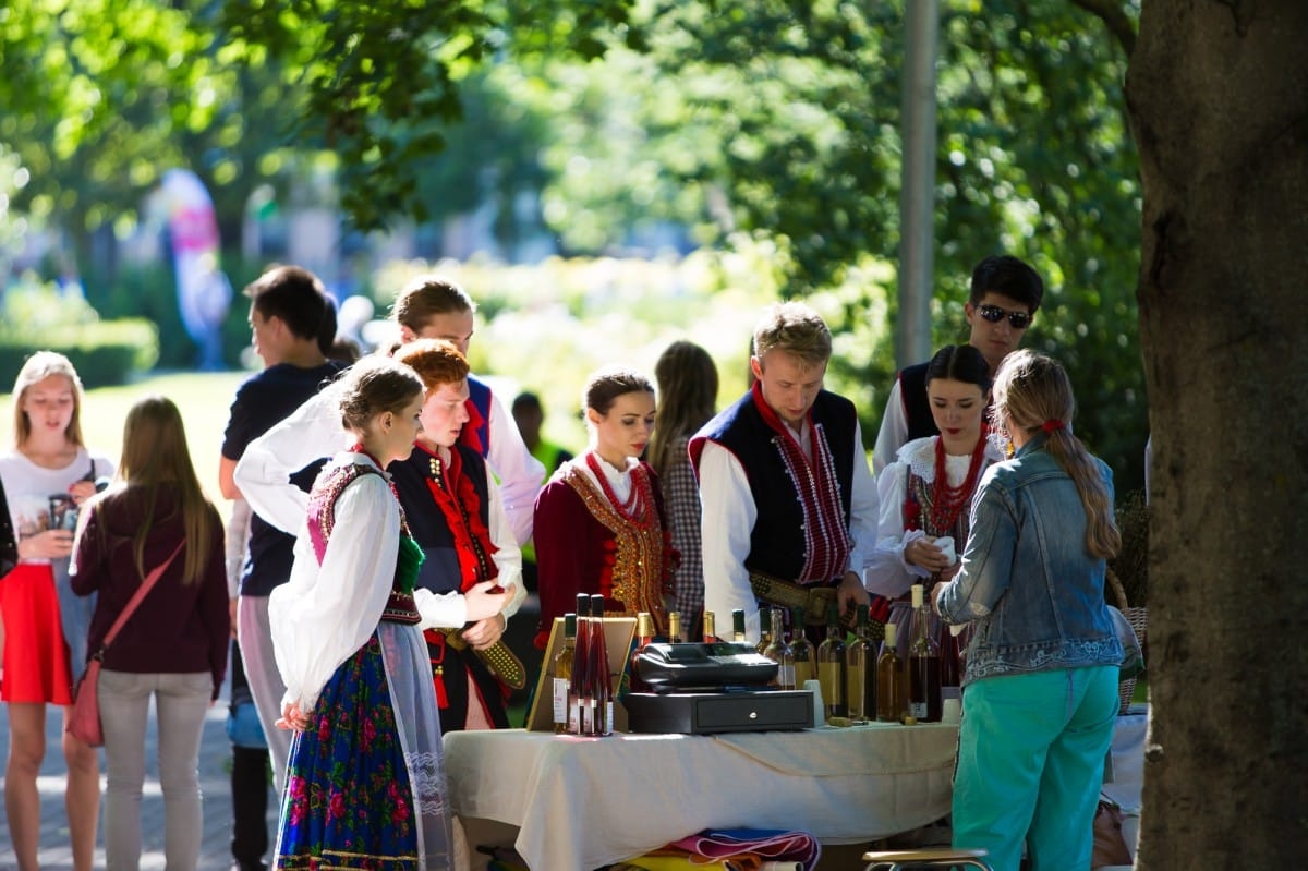 VIII Starptautiskā tautas deju festivāla "Sudmaliņas" koncerti un latvisko labumu tirgus Vērmanes dārzā Rīgā