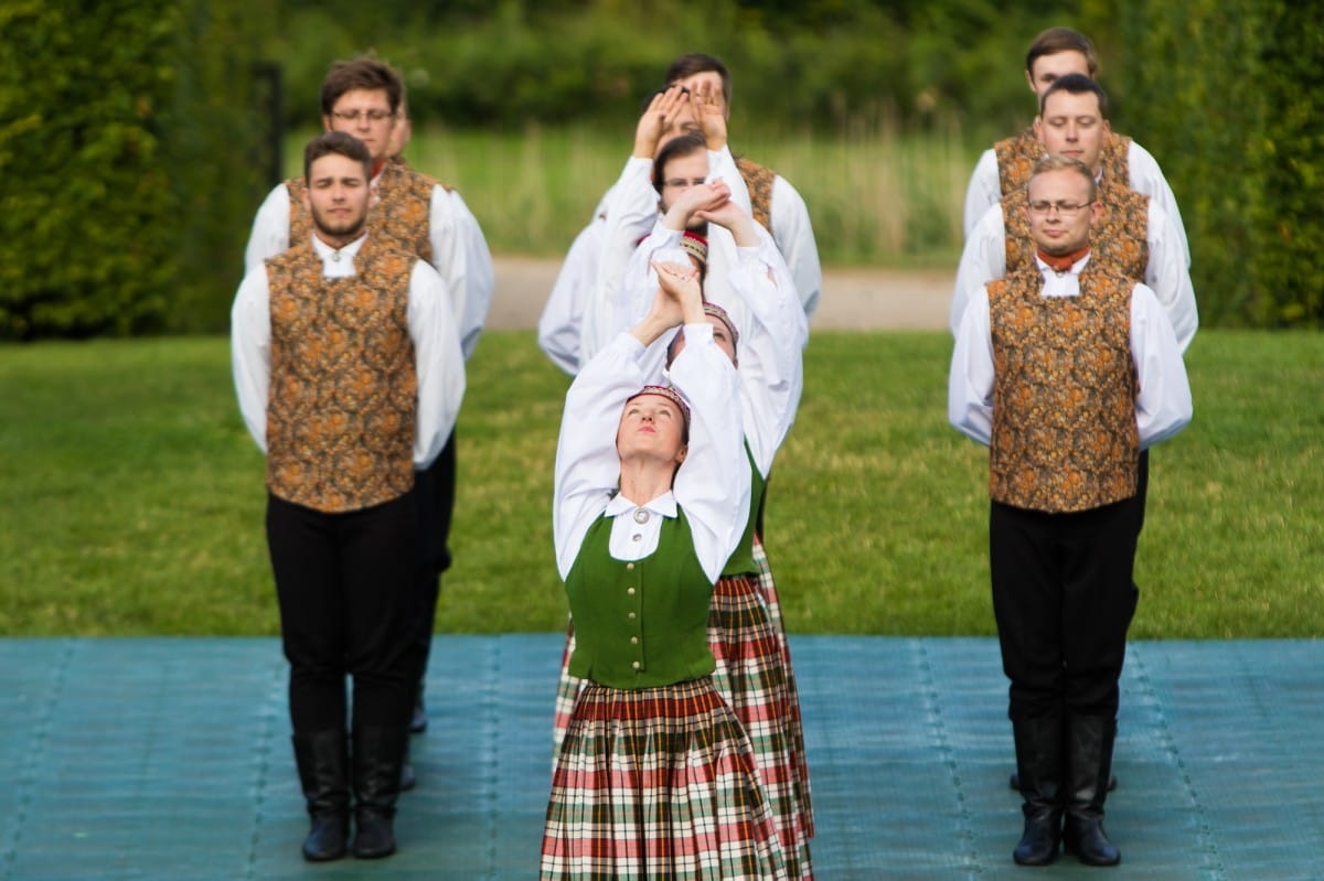 VIII Starptautiskā tautas deju festivāla "Sudmaliņas" koncerts "Deju soļi pasauli iegriež" Rundāles pils parkā