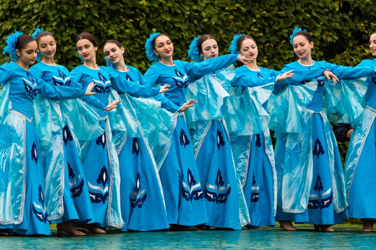 VIII Starptautiskā tautas deju festivāla "Sudmaliņas" koncerts "Deju soļi pasauli iegriež" Rundāles pils parkā