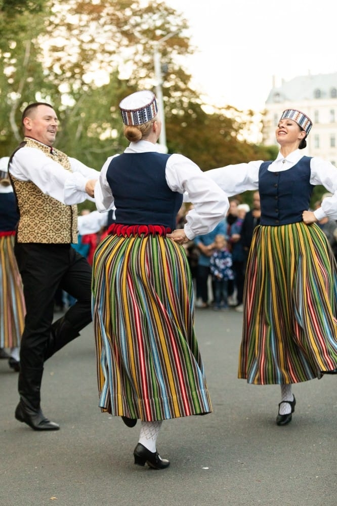 IX Starptautiskais tautas deju festivāls "Sudmaliņas" - Iepazīšanās tūre "Labāk deviņi draugi..." Vecrīgā