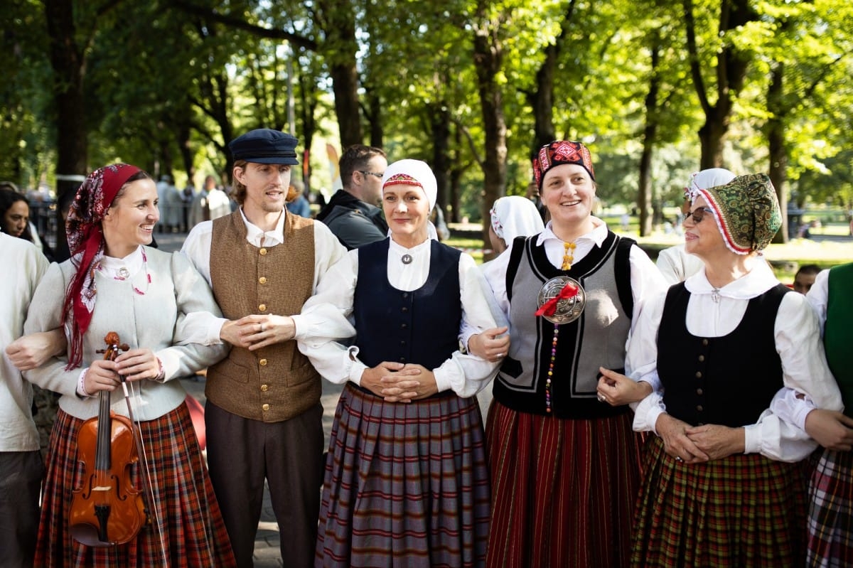 IX Starptautiskais tautas deju festivāls "Sudmaliņas" - koncerts "Trejdeviņas saules lēca" Vērmanes dārzā