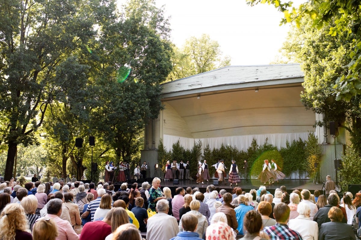 IX Starptautiskais tautas deju festivāls "Sudmaliņas" - koncerts "Trejdeviņas saules lēca" Vērmanes dārzā