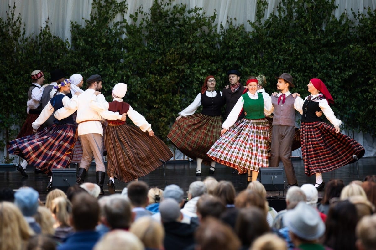 IX Starptautiskais tautas deju festivāls "Sudmaliņas" - koncerts "Trejdeviņas saules lēca" Vērmanes dārzā