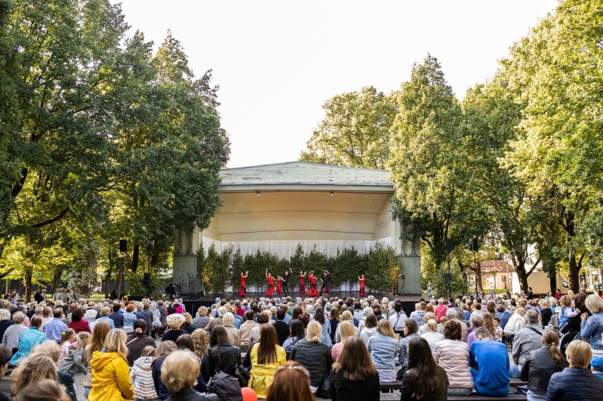 IX Starptautiskais tautas deju festivāls "Sudmaliņas" - koncerts "Trejdeviņas saules lēca" Vērmanes dārzā