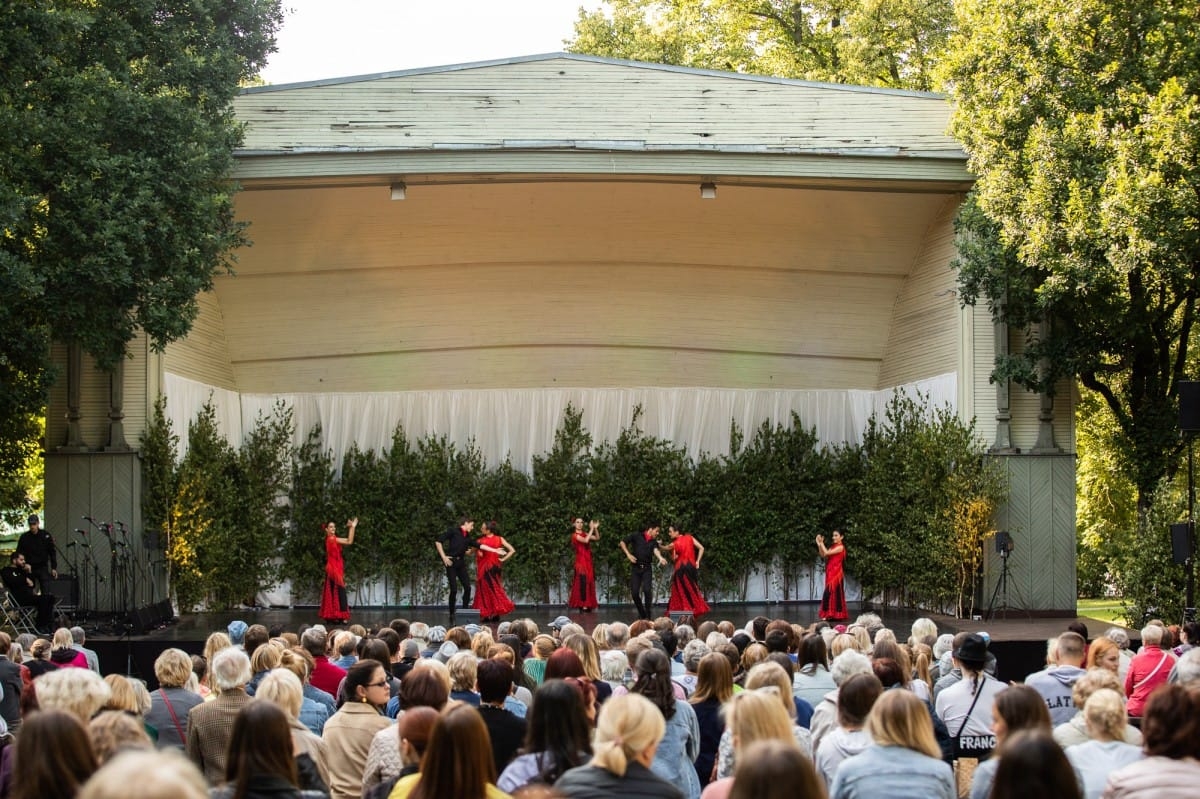 IX Starptautiskais tautas deju festivāls "Sudmaliņas" - koncerts "Trejdeviņas saules lēca" Vērmanes dārzā