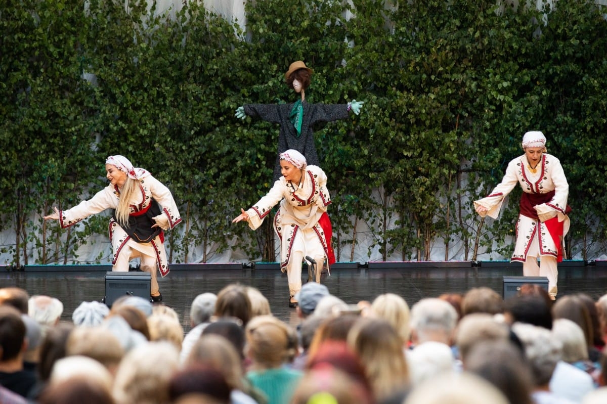 IX Starptautiskais tautas deju festivāls "Sudmaliņas" - koncerts "Trejdeviņas saules lēca" Vērmanes dārzā