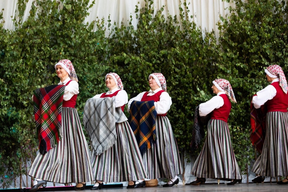 IX Starptautiskais tautas deju festivāls "Sudmaliņas" - koncerts "Trejdeviņas saules lēca" Vērmanes dārzā