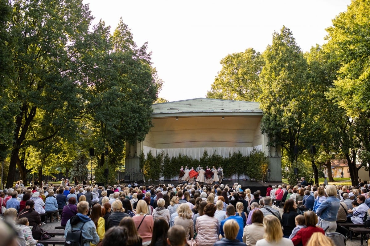 IX Starptautiskais tautas deju festivāls "Sudmaliņas" - koncerts "Trejdeviņas saules lēca" Vērmanes dārzā