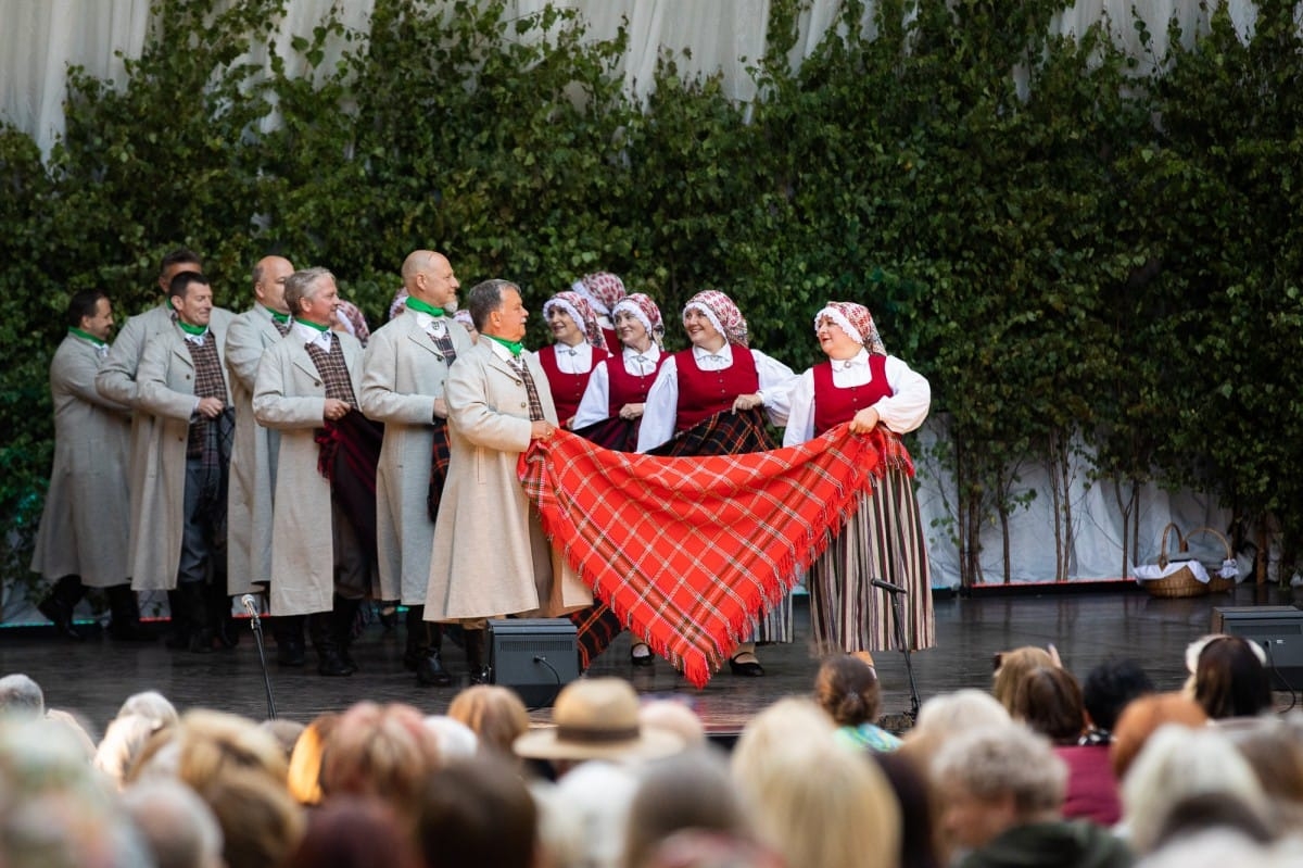 IX Starptautiskais tautas deju festivāls "Sudmaliņas" - koncerts "Trejdeviņas saules lēca" Vērmanes dārzā