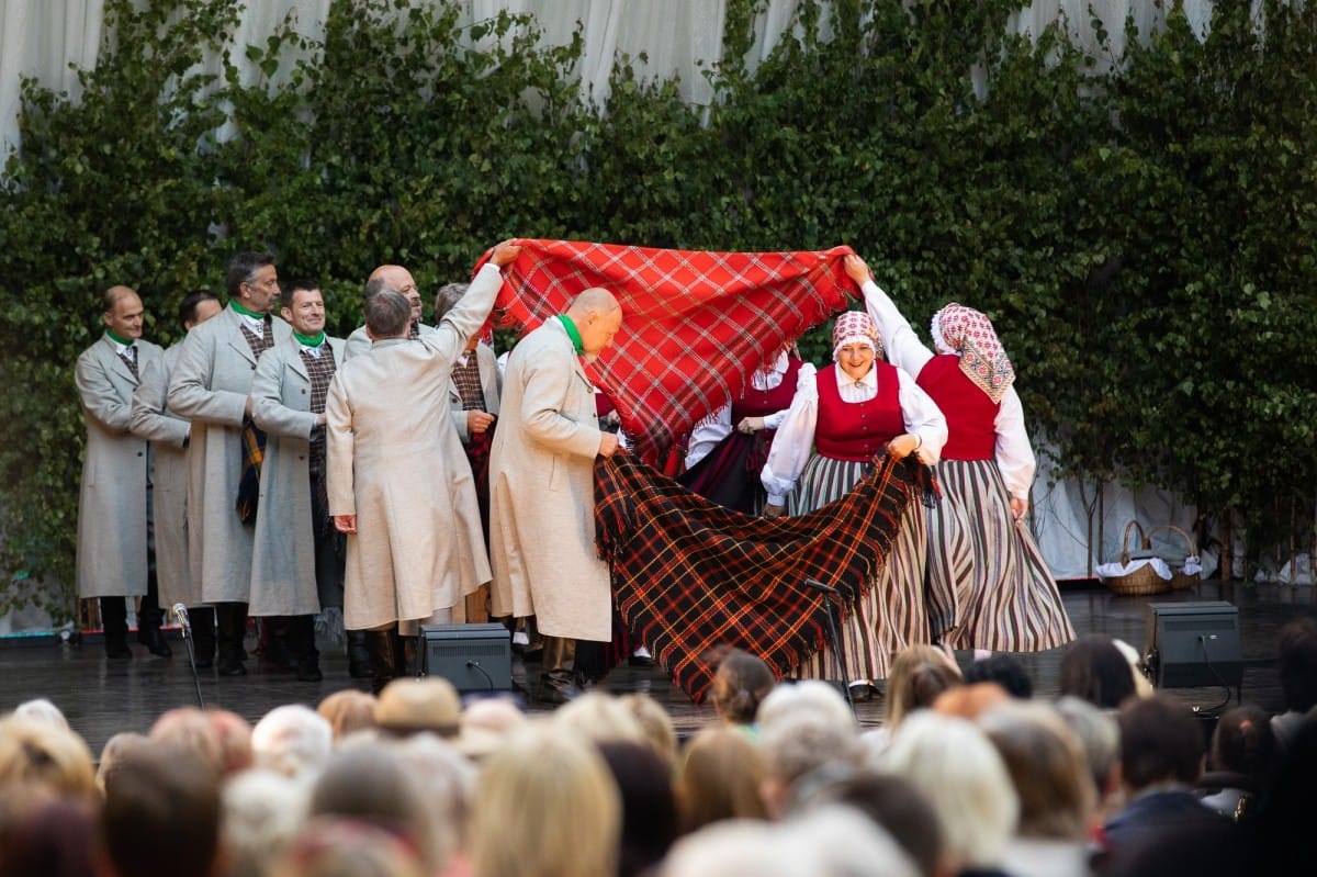 IX Starptautiskais tautas deju festivāls "Sudmaliņas" - koncerts "Trejdeviņas saules lēca" Vērmanes dārzā