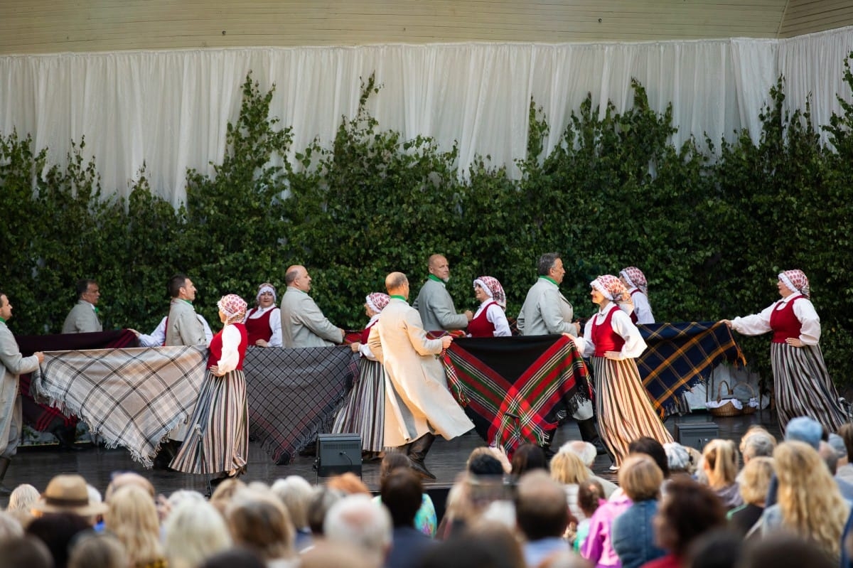 IX Starptautiskais tautas deju festivāls "Sudmaliņas" - koncerts "Trejdeviņas saules lēca" Vērmanes dārzā