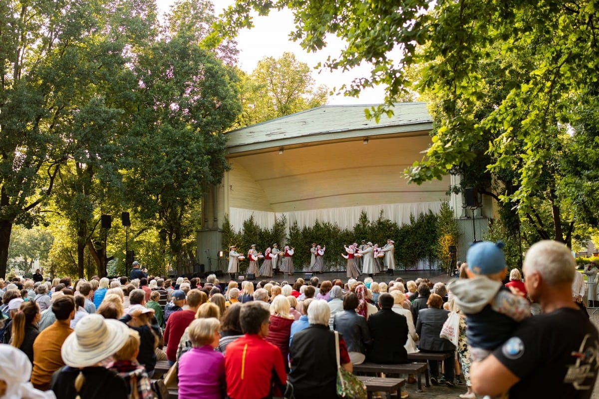 IX Starptautiskais tautas deju festivāls "Sudmaliņas" - koncerts "Trejdeviņas saules lēca" Vērmanes dārzā