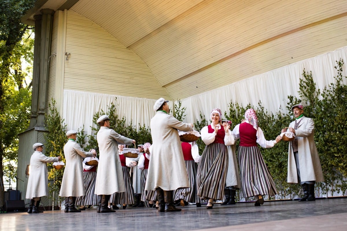 IX Starptautiskais tautas deju festivāls "Sudmaliņas" - koncerts "Trejdeviņas saules lēca" Vērmanes dārzā