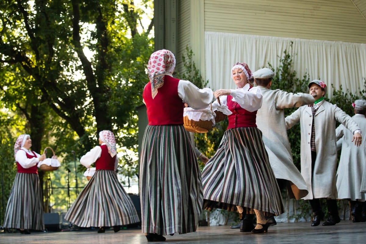 IX Starptautiskais tautas deju festivāls "Sudmaliņas" - koncerts "Trejdeviņas saules lēca" Vērmanes dārzā