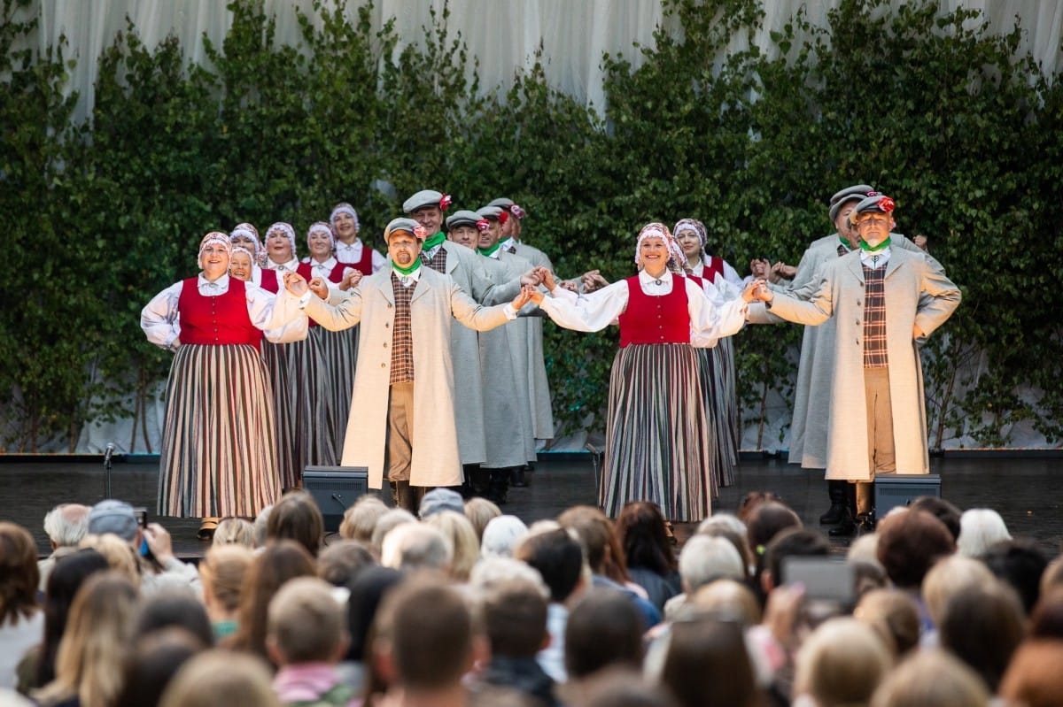 IX Starptautiskais tautas deju festivāls "Sudmaliņas" - koncerts "Trejdeviņas saules lēca" Vērmanes dārzā