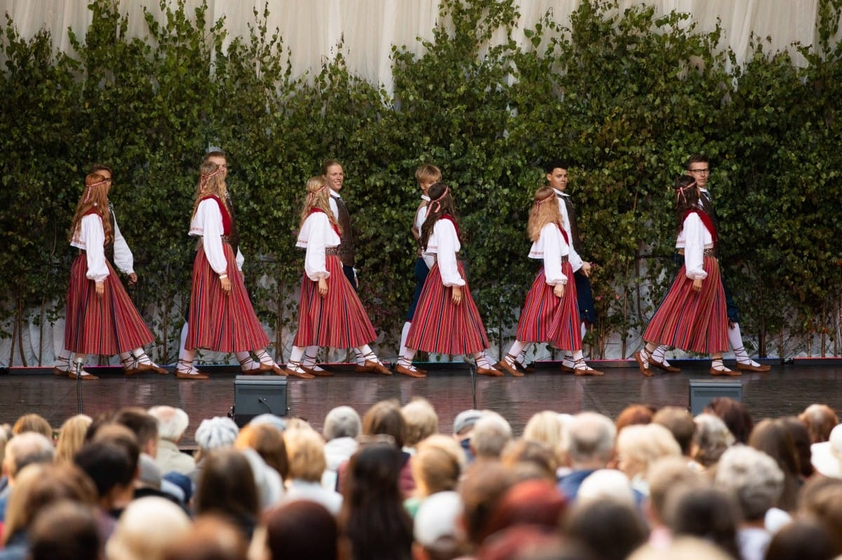 IX Starptautiskais tautas deju festivāls "Sudmaliņas" - koncerts "Trejdeviņas saules lēca" Vērmanes dārzā