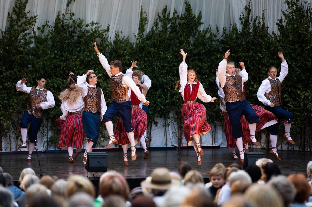 IX Starptautiskais tautas deju festivāls "Sudmaliņas" - koncerts "Trejdeviņas saules lēca" Vērmanes dārzā