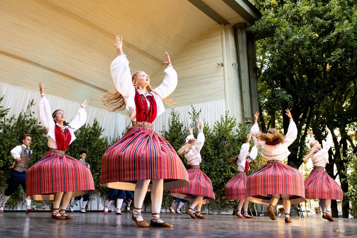 IX Starptautiskais tautas deju festivāls "Sudmaliņas" - koncerts "Trejdeviņas saules lēca" Vērmanes dārzā