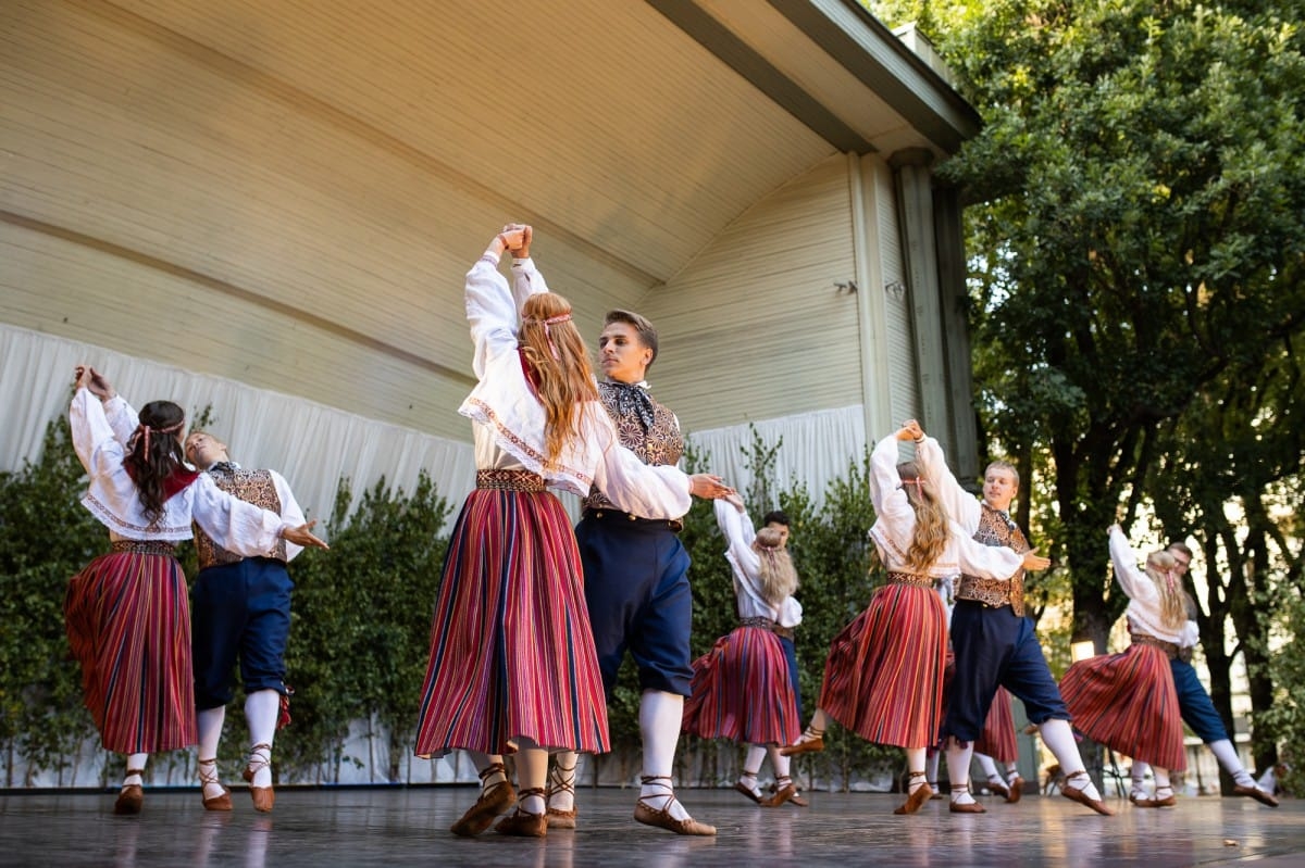 IX Starptautiskais tautas deju festivāls "Sudmaliņas" - koncerts "Trejdeviņas saules lēca" Vērmanes dārzā