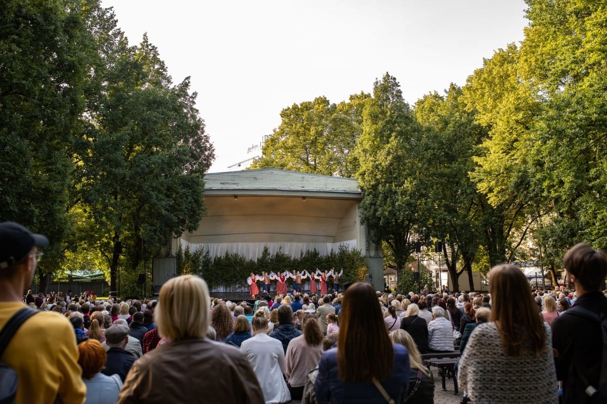 IX Starptautiskais tautas deju festivāls "Sudmaliņas" - koncerts "Trejdeviņas saules lēca" Vērmanes dārzā