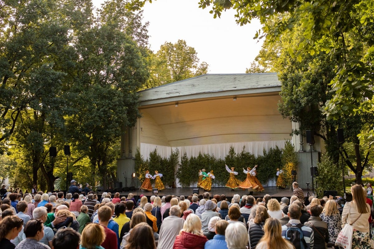 IX Starptautiskais tautas deju festivāls "Sudmaliņas" - koncerts "Trejdeviņas saules lēca" Vērmanes dārzā