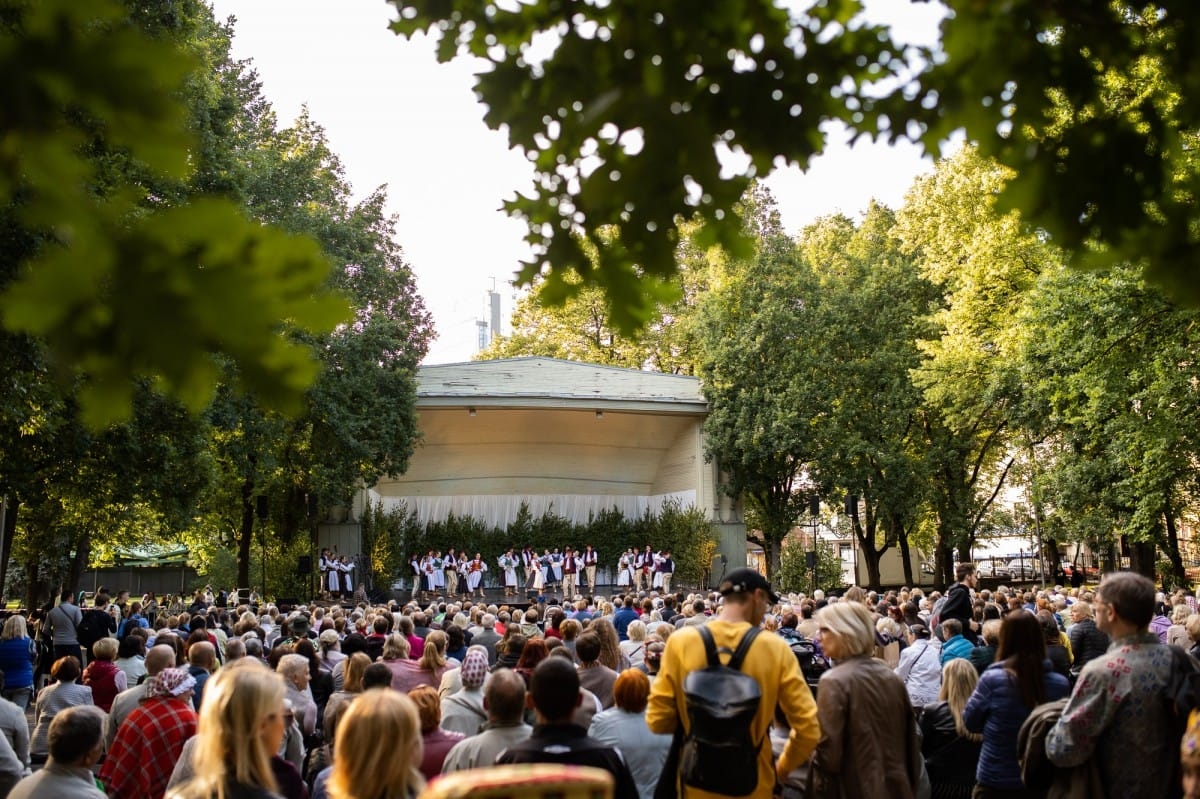 IX Starptautiskais tautas deju festivāls "Sudmaliņas" - koncerts "Trejdeviņas saules lēca" Vērmanes dārzā