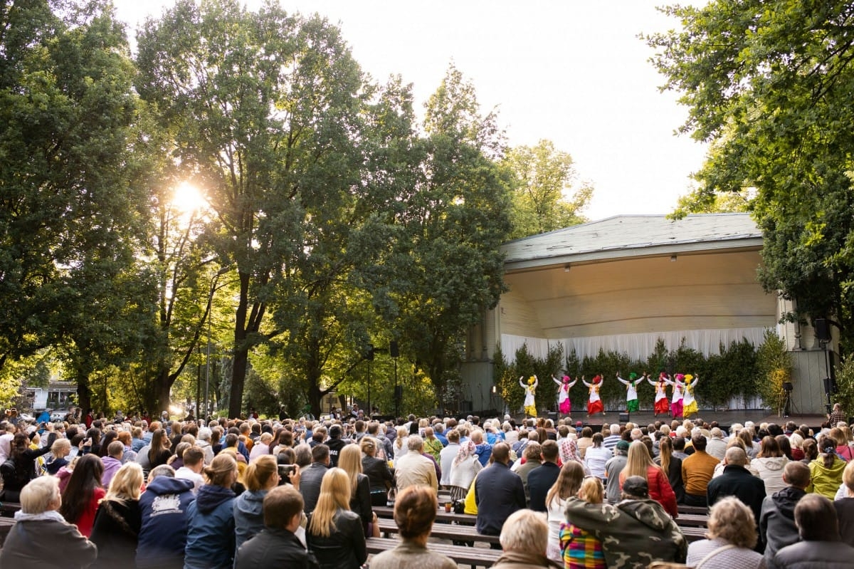 IX Starptautiskais tautas deju festivāls "Sudmaliņas" - koncerts "Trejdeviņas saules lēca" Vērmanes dārzā