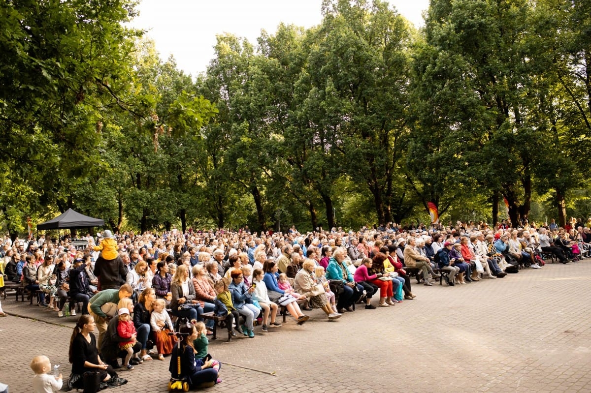 IX Starptautiskais tautas deju festivāls "Sudmaliņas" - koncerts "Trejdeviņas saules lēca" Vērmanes dārzā