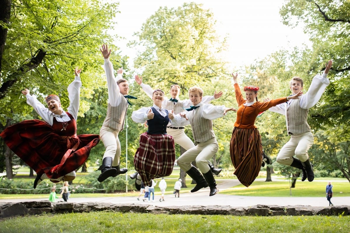 IX Starptautiskais tautas deju festivāls "Sudmaliņas" - koncerts "Trejdeviņas saules lēca" Vērmanes dārzā