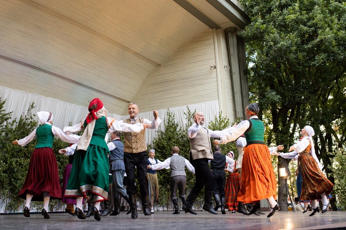 IX Starptautiskais tautas deju festivāls "Sudmaliņas" - koncerts "Trejdeviņas saules lēca" Vērmanes dārzā