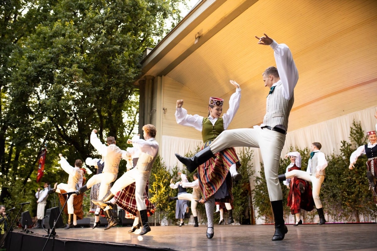 IX Starptautiskais tautas deju festivāls "Sudmaliņas" - koncerts "Trejdeviņas saules lēca" Vērmanes dārzā