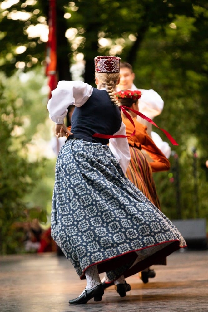 IX Starptautiskais tautas deju festivāls "Sudmaliņas" - koncerts "Trejdeviņas saules lēca" Vērmanes dārzā