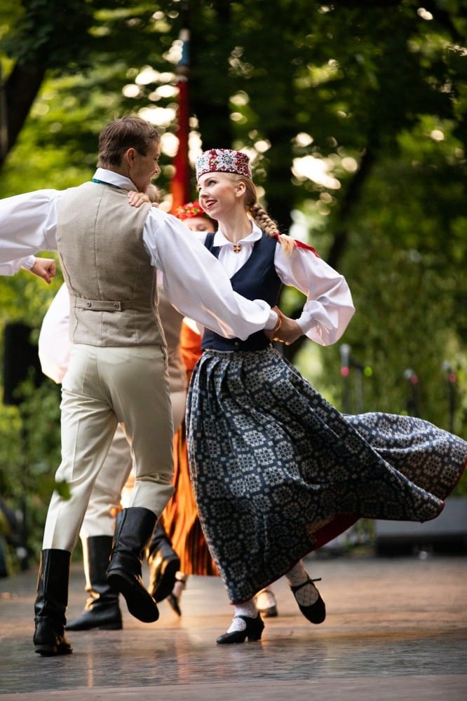 IX Starptautiskais tautas deju festivāls "Sudmaliņas" - koncerts "Trejdeviņas saules lēca" Vērmanes dārzā