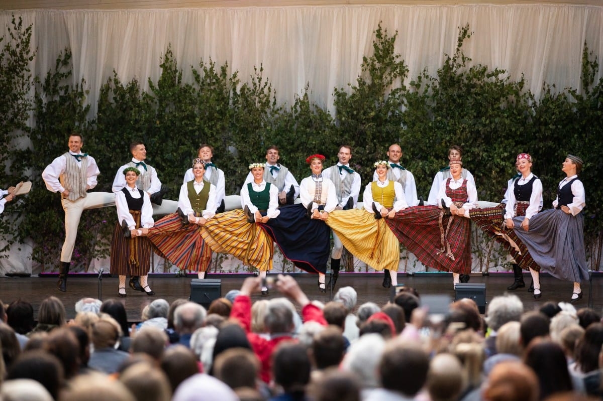 IX Starptautiskais tautas deju festivāls "Sudmaliņas" - koncerts "Trejdeviņas saules lēca" Vērmanes dārzā