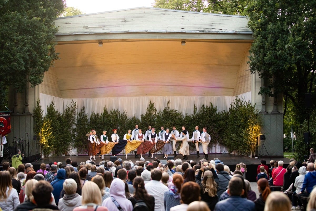 IX Starptautiskais tautas deju festivāls "Sudmaliņas" - koncerts "Trejdeviņas saules lēca" Vērmanes dārzā