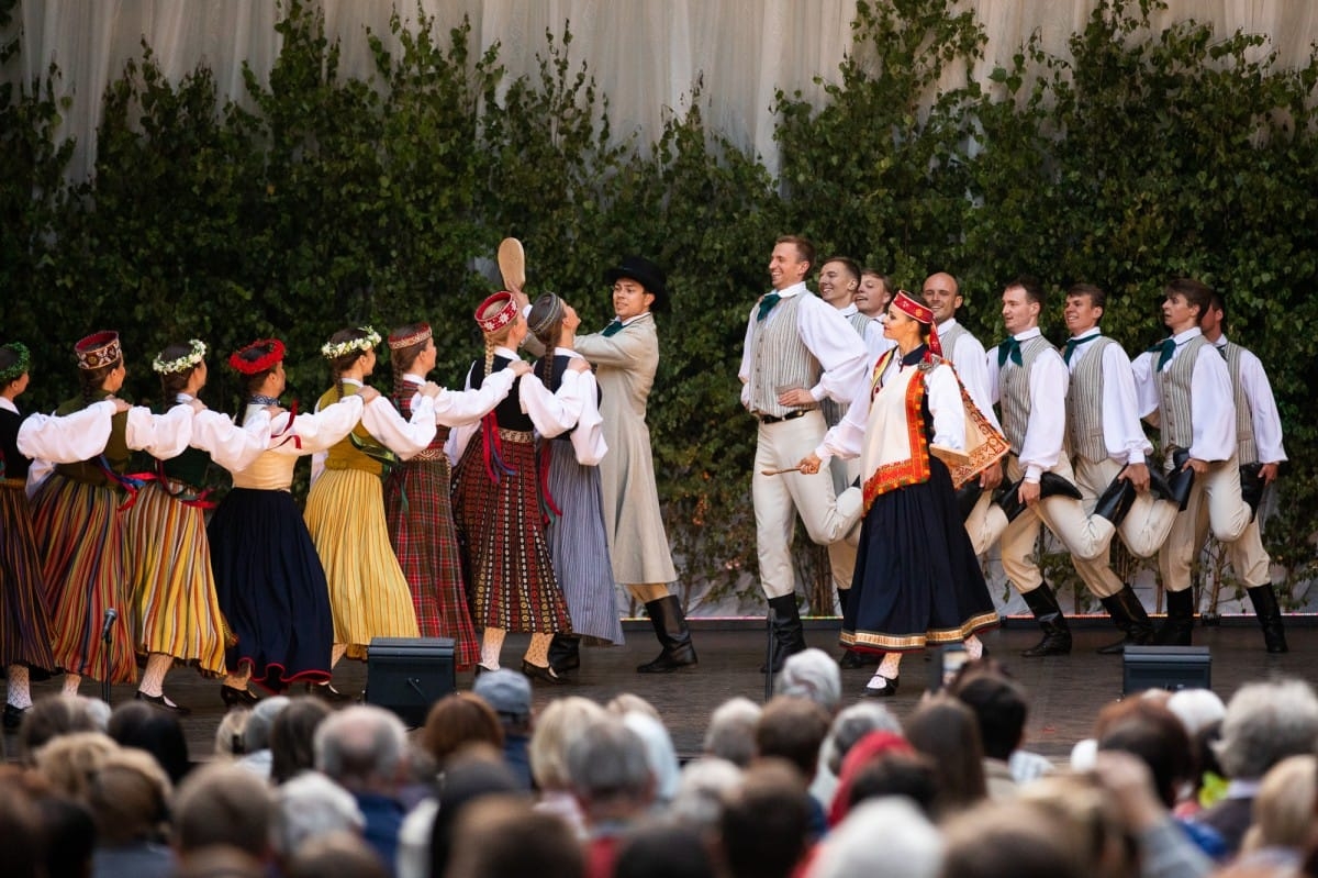 IX Starptautiskais tautas deju festivāls "Sudmaliņas" - koncerts "Trejdeviņas saules lēca" Vērmanes dārzā