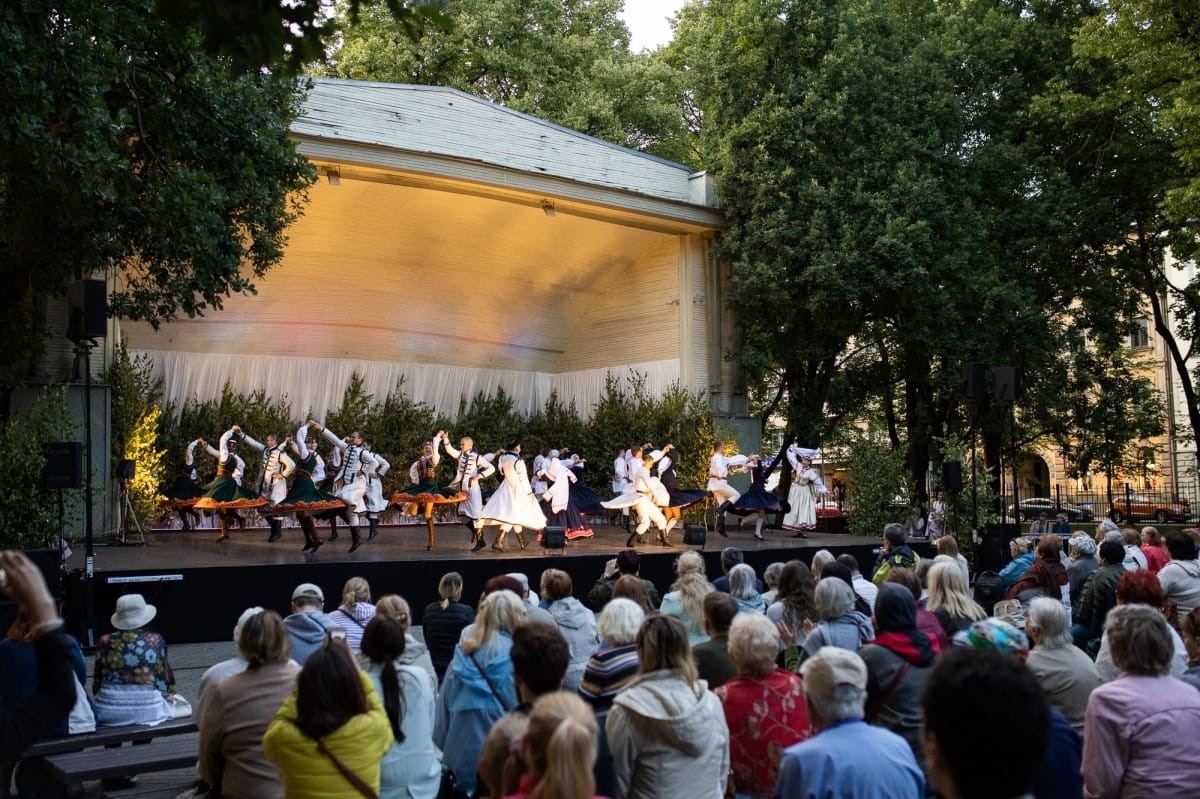 IX Starptautiskais tautas deju festivāls "Sudmaliņas" - koncerts "Trejdeviņas saules lēca" Vērmanes dārzā