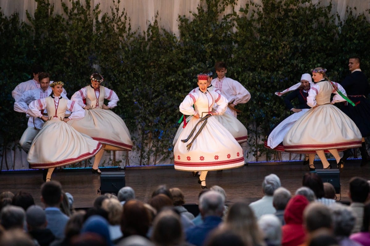 IX Starptautiskais tautas deju festivāls "Sudmaliņas" - koncerts "Trejdeviņas saules lēca" Vērmanes dārzā