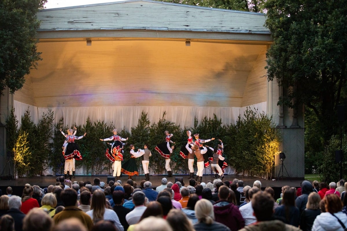 IX Starptautiskais tautas deju festivāls "Sudmaliņas" - koncerts "Trejdeviņas saules lēca" Vērmanes dārzā