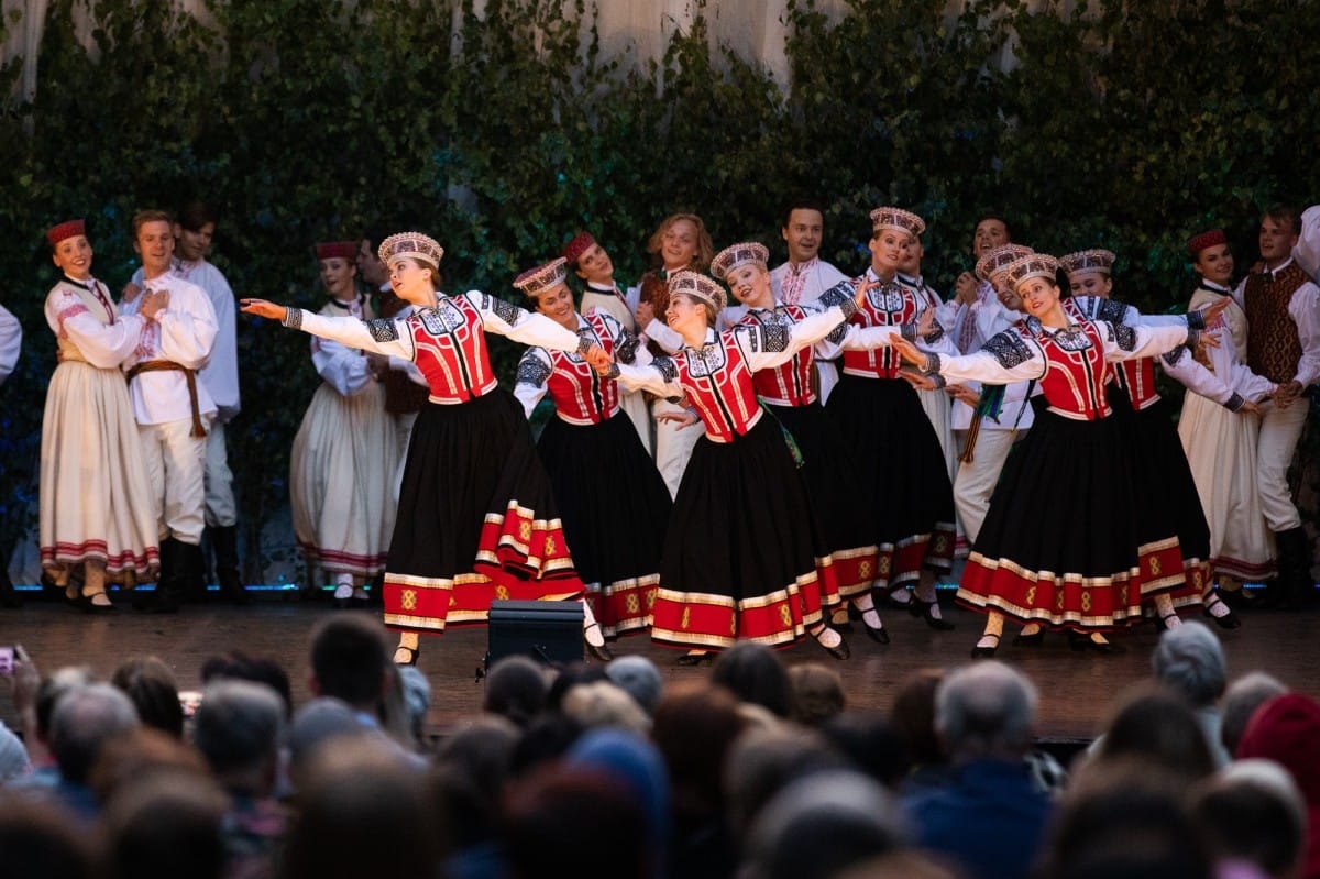 IX Starptautiskais tautas deju festivāls "Sudmaliņas" - koncerts "Trejdeviņas saules lēca" Vērmanes dārzā