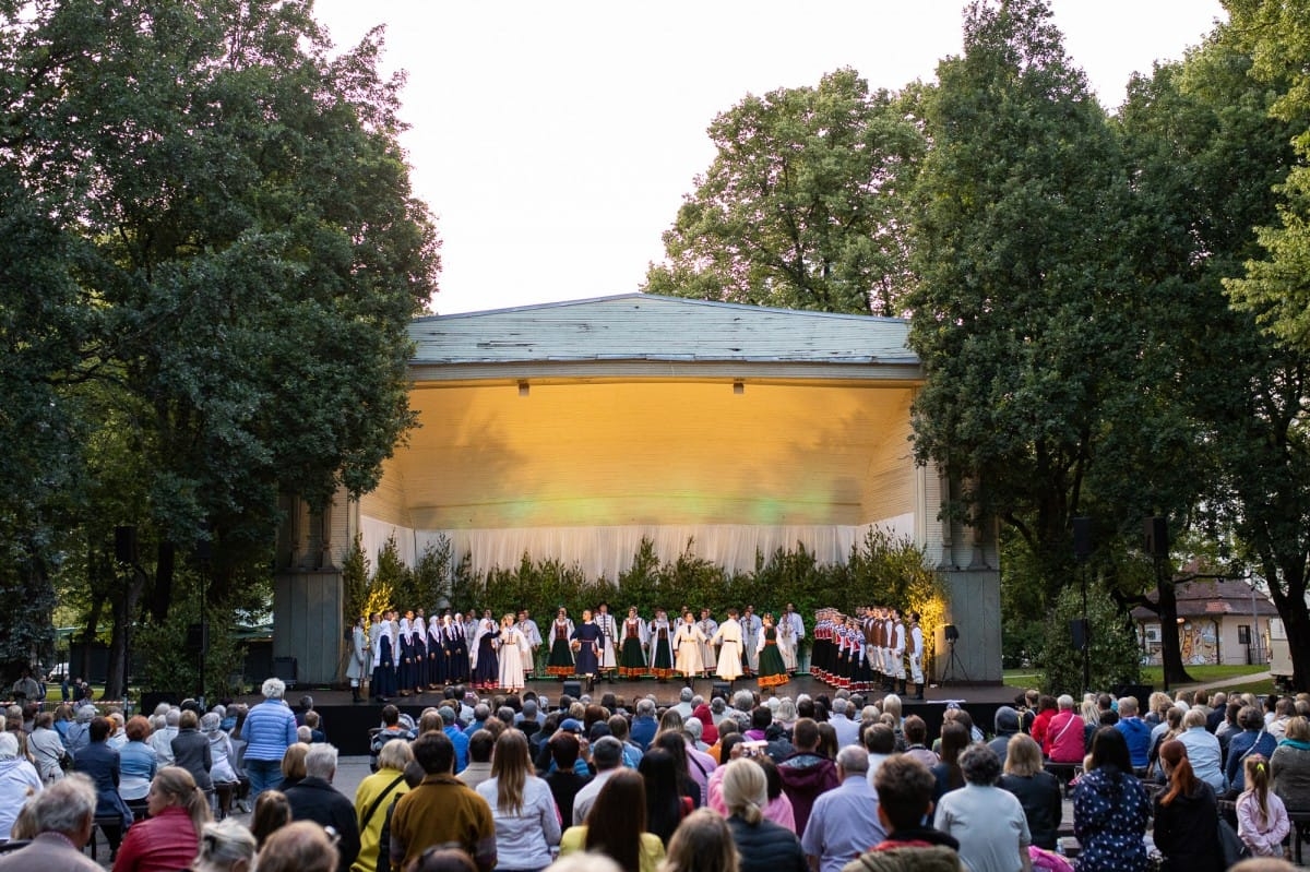 IX Starptautiskais tautas deju festivāls "Sudmaliņas" - koncerts "Trejdeviņas saules lēca" Vērmanes dārzā