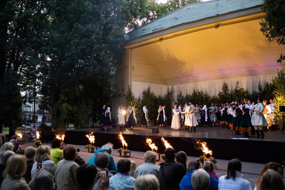 IX Starptautiskais tautas deju festivāls "Sudmaliņas" - koncerts "Trejdeviņas saules lēca" Vērmanes dārzā