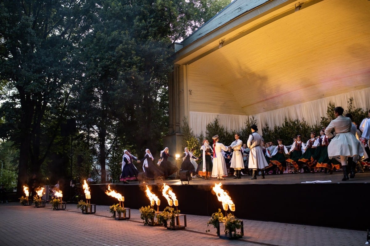 IX Starptautiskais tautas deju festivāls "Sudmaliņas" - koncerts "Trejdeviņas saules lēca" Vērmanes dārzā