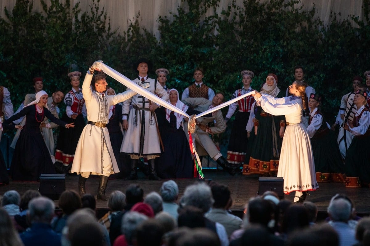 IX Starptautiskais tautas deju festivāls "Sudmaliņas" - koncerts "Trejdeviņas saules lēca" Vērmanes dārzā