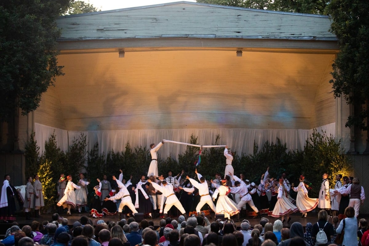 IX Starptautiskais tautas deju festivāls "Sudmaliņas" - koncerts "Trejdeviņas saules lēca" Vērmanes dārzā