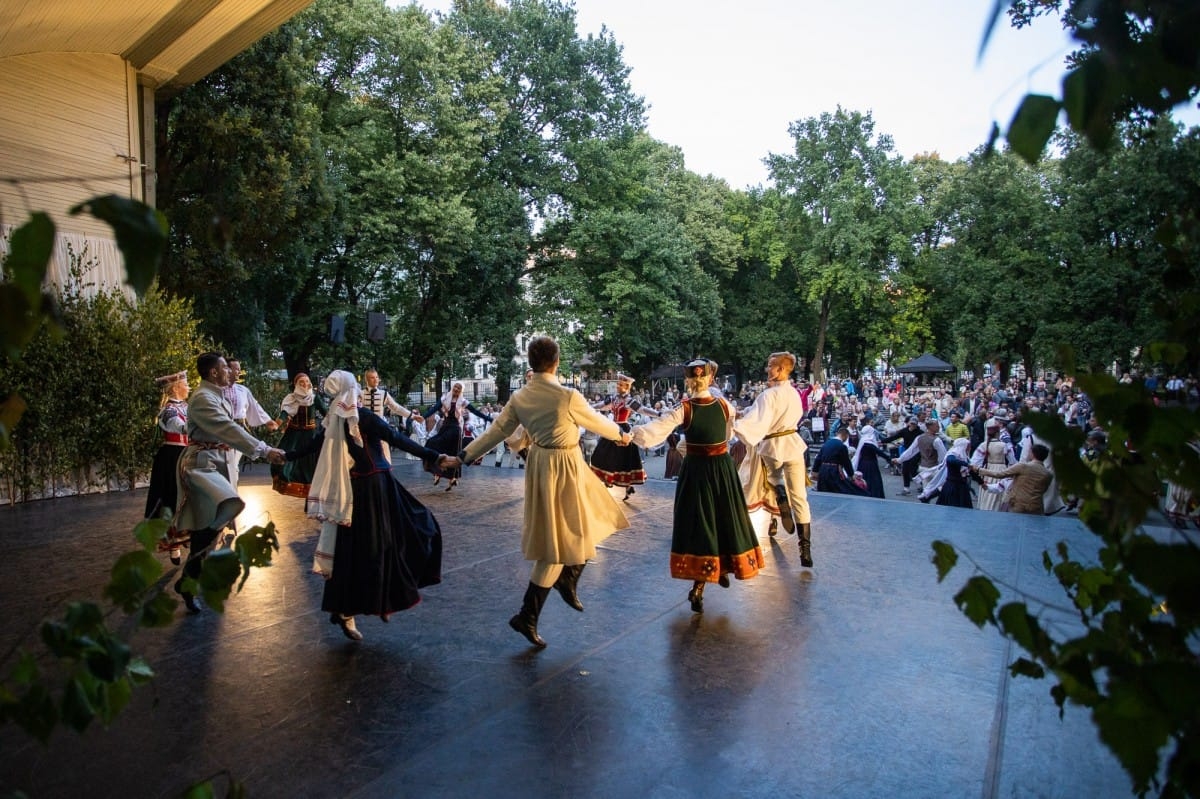 IX Starptautiskais tautas deju festivāls "Sudmaliņas" - koncerts "Trejdeviņas saules lēca" Vērmanes dārzā