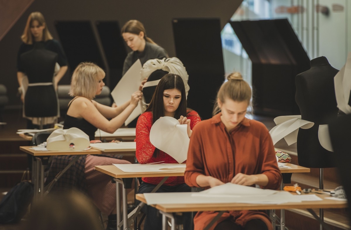 20 Mod 20 - Latvijas profesionālo vidējo mākslas izglītības iestāžu mākslas un dizaina izglītības programmu audzēkņu darbu Vals